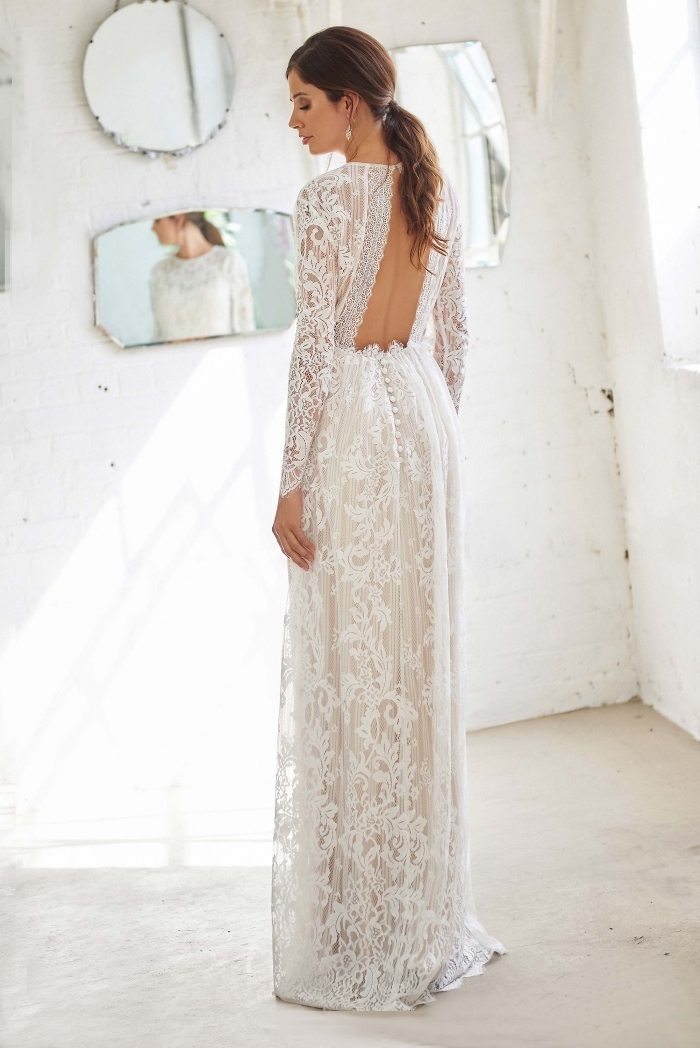 tenue de mariée romantique en robe fourreau mariage élégant, modèle de robe blanche avec dos ouvert et boutonnage