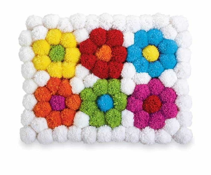 joli petit tapis de salle de bain, faire un pompon en laine pour tapis de pompons, tapis à fleurs