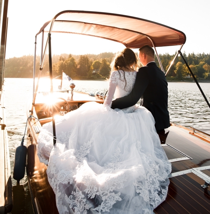 dos-boutonnage-dentelle-robe-de-mariée-bohème-dentelle-coupe-silhouette-princesse-jupe-en-tulle-avec-motifs-floraux-en-dentelle robe de princesse avec jupe de bal et dos à boutonnage en perles, modèle de robe de mariée manche dentelle