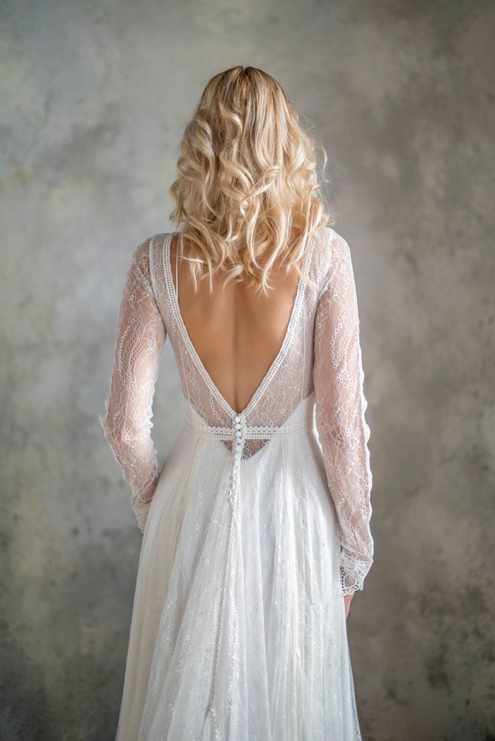 modèle de robe blanche à dos ouvert et manches transparentes, idée robe de mariée romantique à jupe fluide