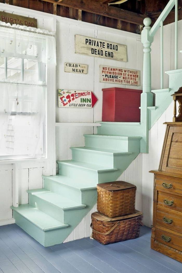 deco cage d'escalier d'esprit cabine de plage avec un joli escalier en bois peint en vert pastel lumineux et des