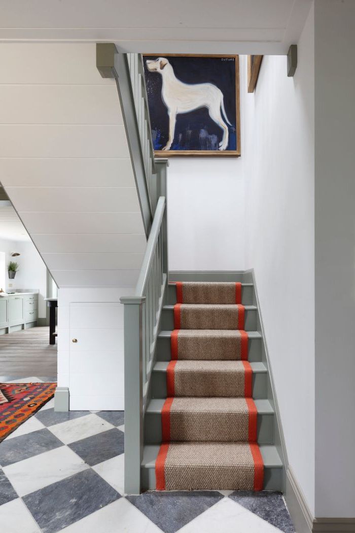 peinture escalier vert gris dynamisée par le tapis pour escalier avec bord orange,