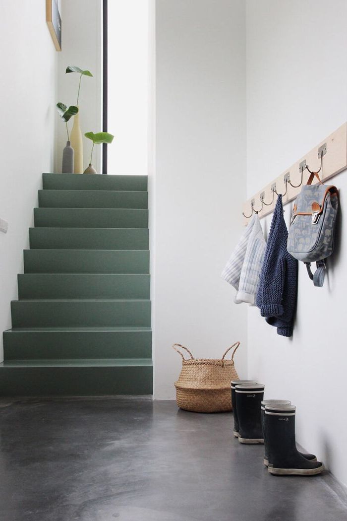 relooker un escalier avec de la peinture, une cage d'escalier monochrome de style scandinave aux marches peintes en vert amande