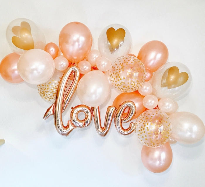 ballons gonflés décoratifs en rose et blanc, ballons au centre coeur, ballons lettres, petite décoration de ballons festifs
