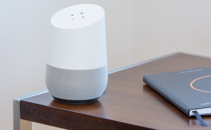 une enceinte connectée intelligente google home pour gérer la maison grâce à des instructions vocales, idée originale de cadeau de noël pour papa geek