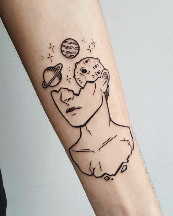 Noir encre tatouage avant bras, modele de tatouage geometrique visage et planètes, thème pour son tatou tête dans les nuages mais cosmique 