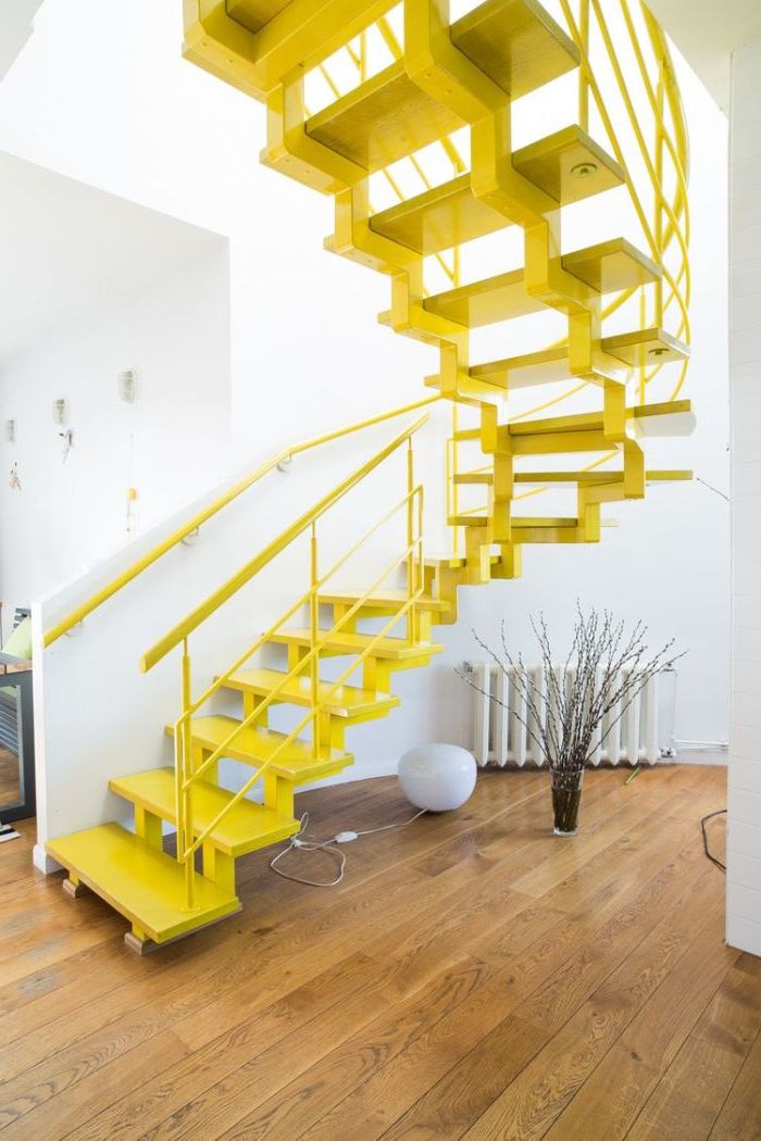 un escalier en métal au design moderne peint tout en jaune pour un accent fluo surprenant dans l'intérieur blanc monochrome, peinture escalier jaune fluo qui illumine la déco
