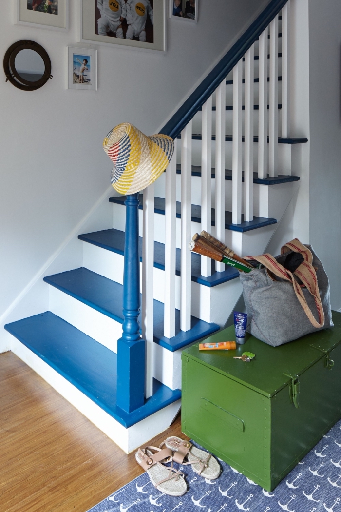 deco cage d'escalier marinière aux marches peintes en bleu lumineux avec une jolie galerie de photos personnelles