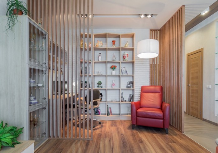 idee de cloison bois simple avec des lames de vois, isoler un coin bureau travail, étagère et bureau de bois, fauteuil rouge