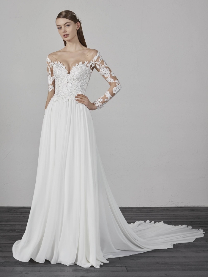 exemple de robe de mariée bohème chic à longue traîne, tendance couture nuptiale 2019, modèle de robe blanche à épaules dénudées