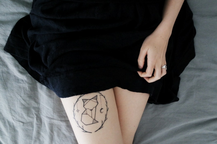 Tatouage jambe renard dans cercle, dessin stylisé pour tatouage femme, premier tatouage, dessin décoratif et symbolique 