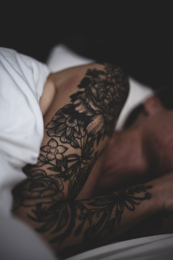 Moderne tatouage fleurs manchette femme, dessin stylisé de fleurs différentes, idée quel tatouage est le meilleur pour moi