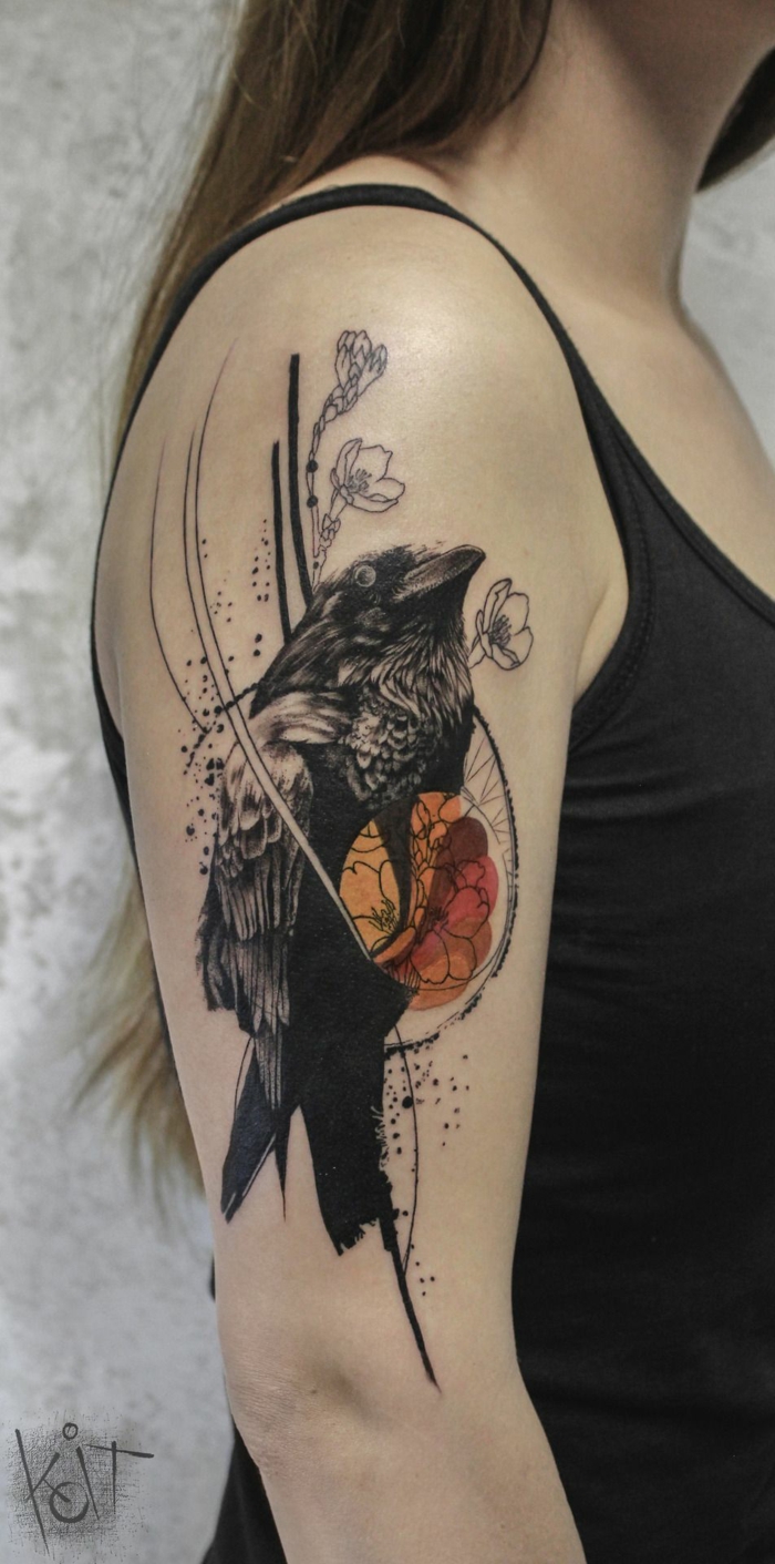 Tatouage infini dessin stylisé de corbeau, dessin réalisé en injectant de l'encre dans la peau, encre noir, orange et rouge 
