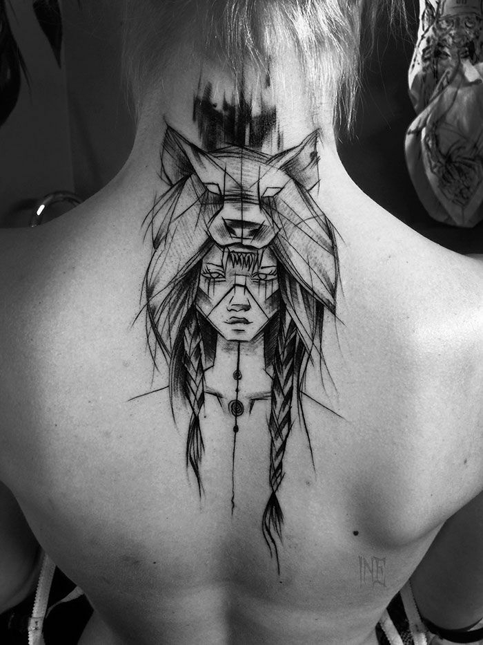 Tatouage graphique beau de fille avec tresses et un chapeau loup, choisir son premier tatouage géométriques lignes stylise, visage et masque