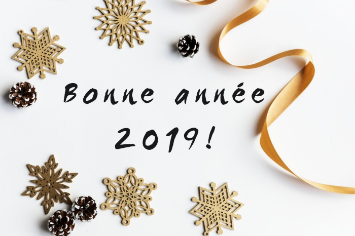 bonne année 2019 image, idée carte de voeux pour nouvel an 2019, objets décoratifs étoiles et rubans pour noel