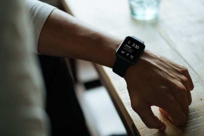 gadget-technologique-modèle-montre-apple-noire-montre-connectée-cadeau-de-noël-pour-papa-geek idée cadeau papa geek passionné pour les gadgets technologiques, modèle de montre connectée apple noire