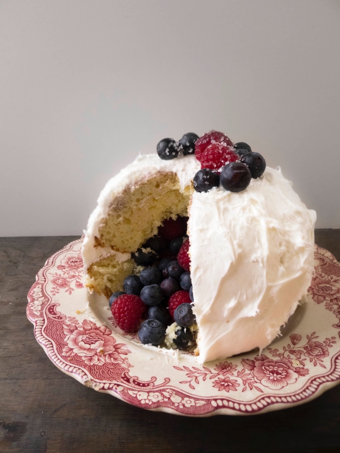 gateau-a-la-vanille-rond-glaçage-crème-au-beurre-garni-de-fruits-rouges-assiette-ancienne-motifs-rouges gateau surprise rond qui renferme des fruits rouges, au glaçage de crème au beurre