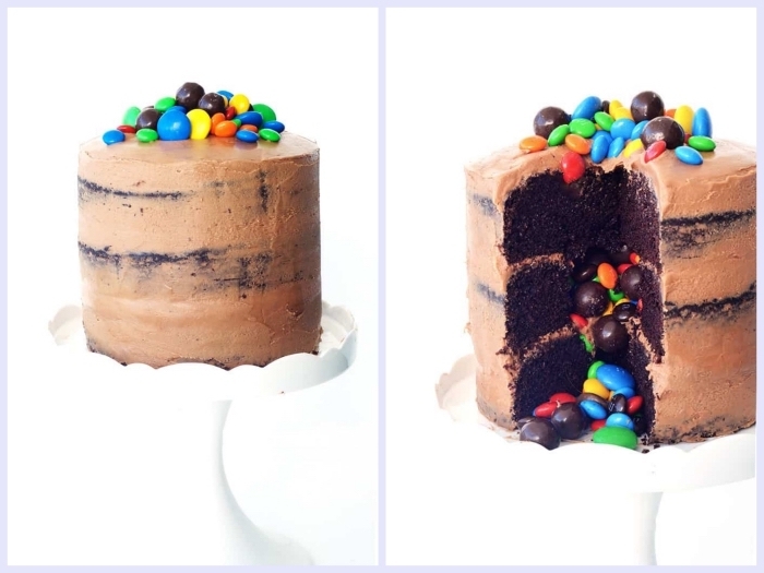 idée de gateau anniversaire chocolat et smarties, composé de trois génoises moelleuses et nappé de ganache
