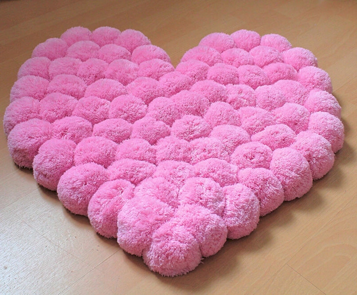 coeur rose, pompons roses moelleux, fabriquer un joli tapis laine avec toile canevas en pompons en laine