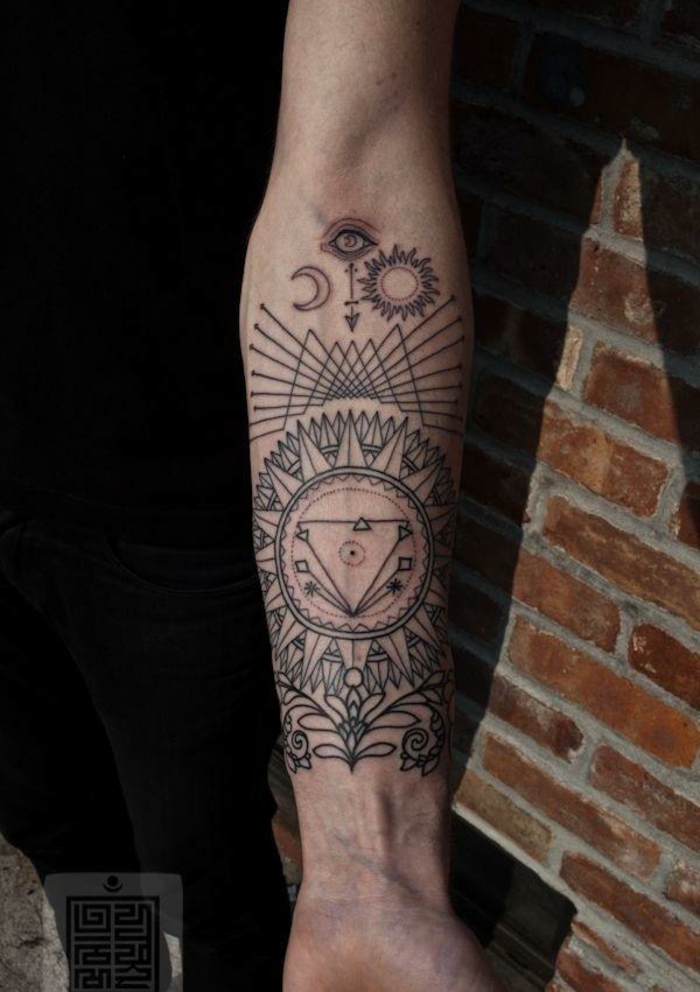 Style de tatouage graphique sur la main l'avant bras, tatouage liberté, graphique tatouage cercle entouré de symboles