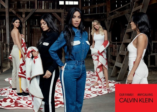 La famille des Kardashians promote la ligne de mode de Calvin Klein, photo vetements Calvin Klein créés par Raf Simons