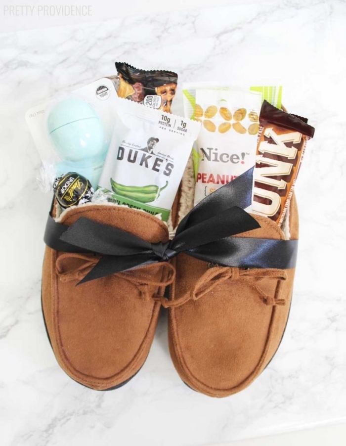idee-cadeau-papy-kit-cadeau-avec-mules-pantoufles-fourrées-peau-de-mouton-ruban-noir kit cadeau personnalisé avec pantoufles fourrés en peau de mouton pour offrir un moment de confort à son papa, idée de cadeau insolite homme