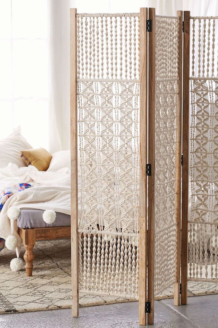 idee de cloison decorative en bois et macramé pour cacher un coin couchage chambre à coucher style cocooning