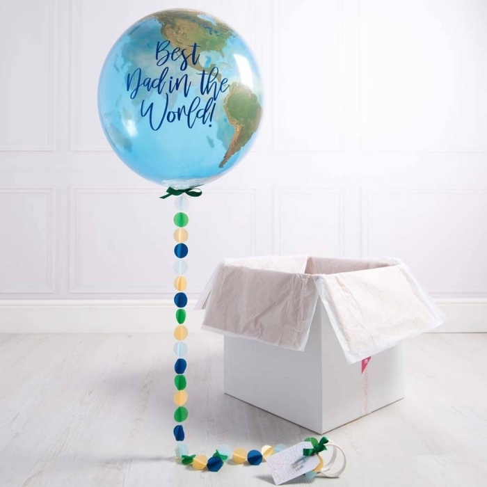 idée de cadeau fete des peres personnalisé avec un ballon globe terrestre à queue de confettis multicolores