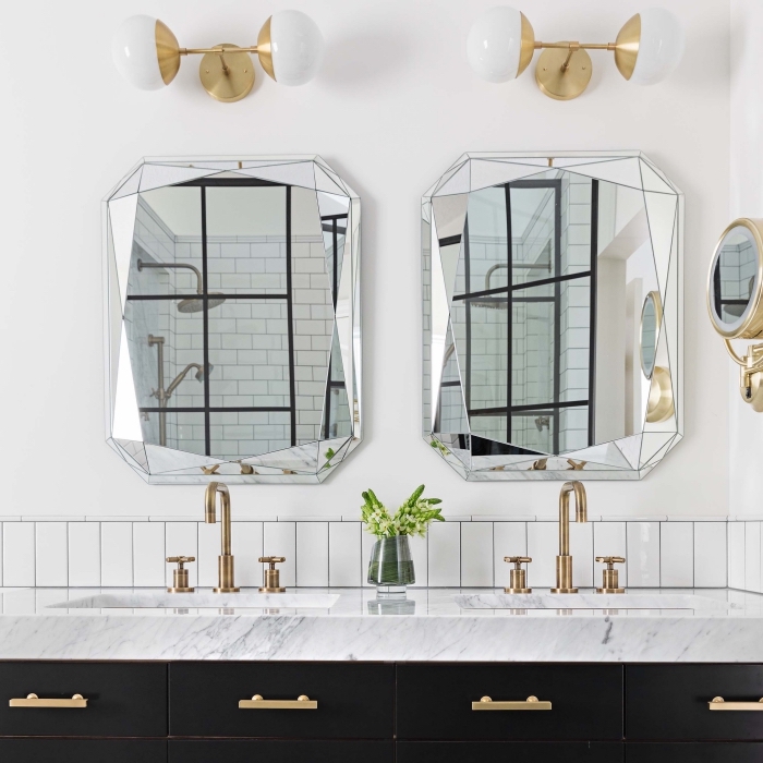 crédence salle de bain d'une rangée de carreaux métro posés horizontalement, meuble de salle de bains élégant noir mat avec plan vasque en marbre 