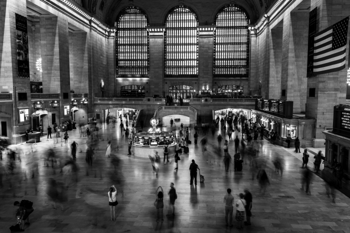 une photographie noir et blanc journée pressée dans la gare, vue sur le foyer de la gare grand central à new york