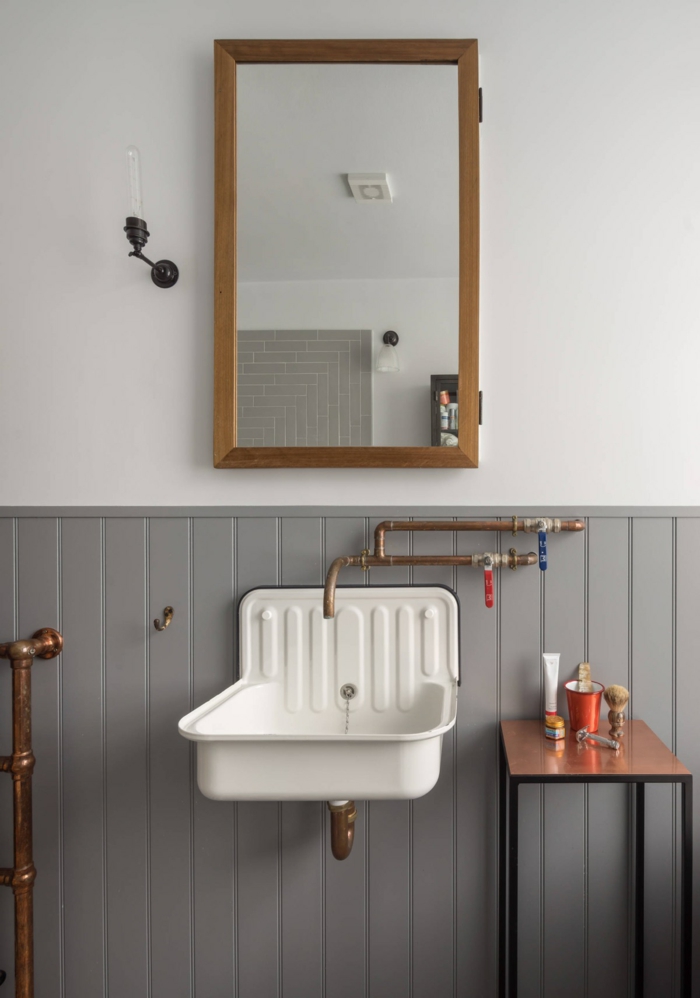 Salle de bain gris et bois, verriere salle de bain, miroir original industrial style, décoration salle de bains industrielle chouette photo pour s’inspirer