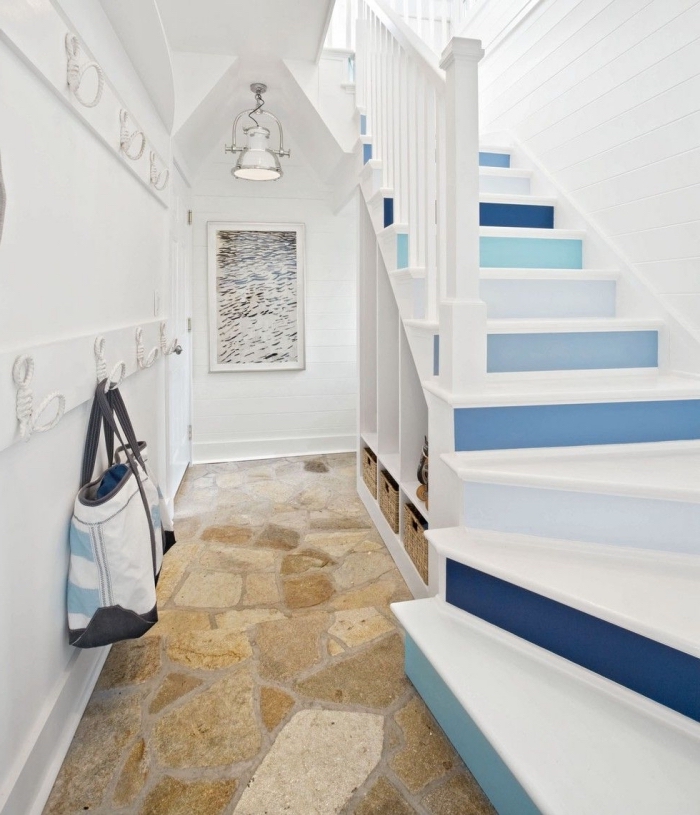 escalier blanc aux contremarches peintes en camaieu de bleu et murs en lambris blanc pour une ambiance maison de vacances, renover un escalier en bois en peignant les marches et les contremarches en couleurs contrastantes