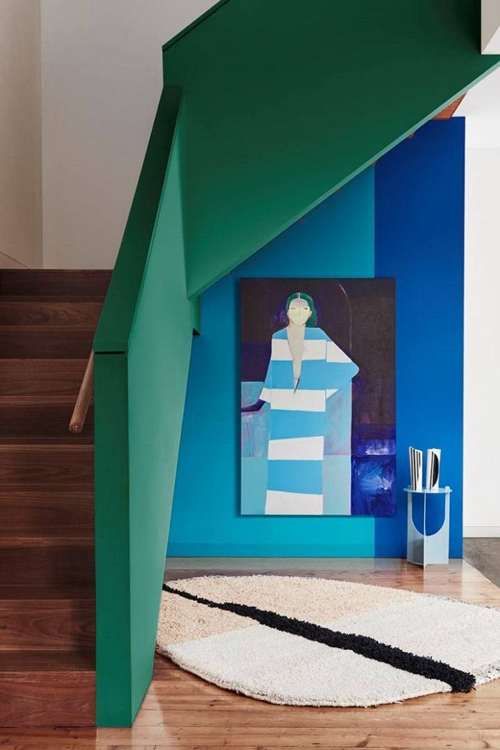peindre une cage d'escalier en 2 couleurs pour un joli effet graphique, garde-corps et mur adjacent peints en vert et bleu pour une déco façon galerie d'art