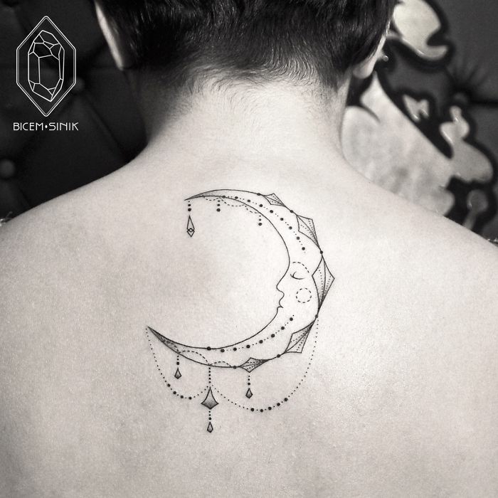 Chouette idée tatouage lune sur le dos, homme style de tatouage, originale idée de dessin tatouage dos