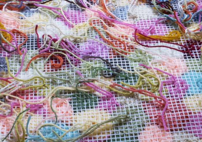 tapis pompons aux fils colorés, le côté verso d'un tapis diy en fil de laine coloré, diy déco créative