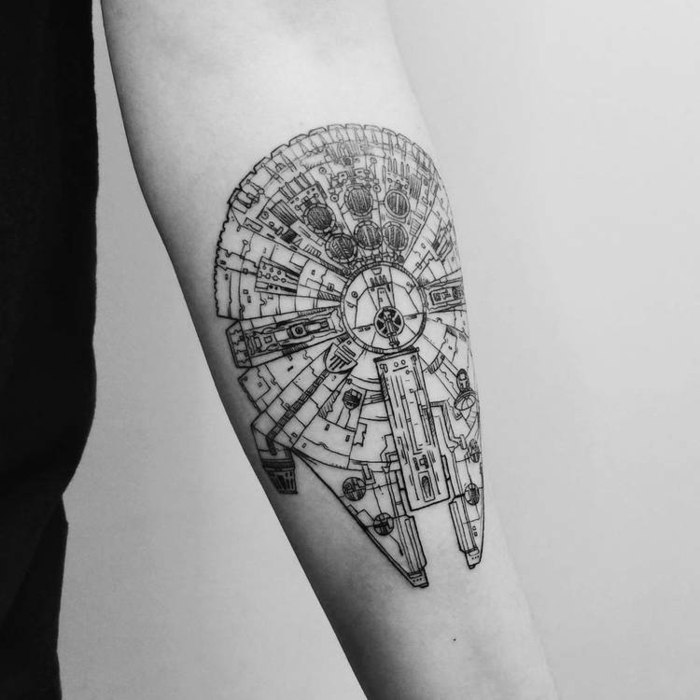 Tatouage liberté de voler dans l'espace, dessin sur la peau symbolique, idee se tatouer le millenium falcon 