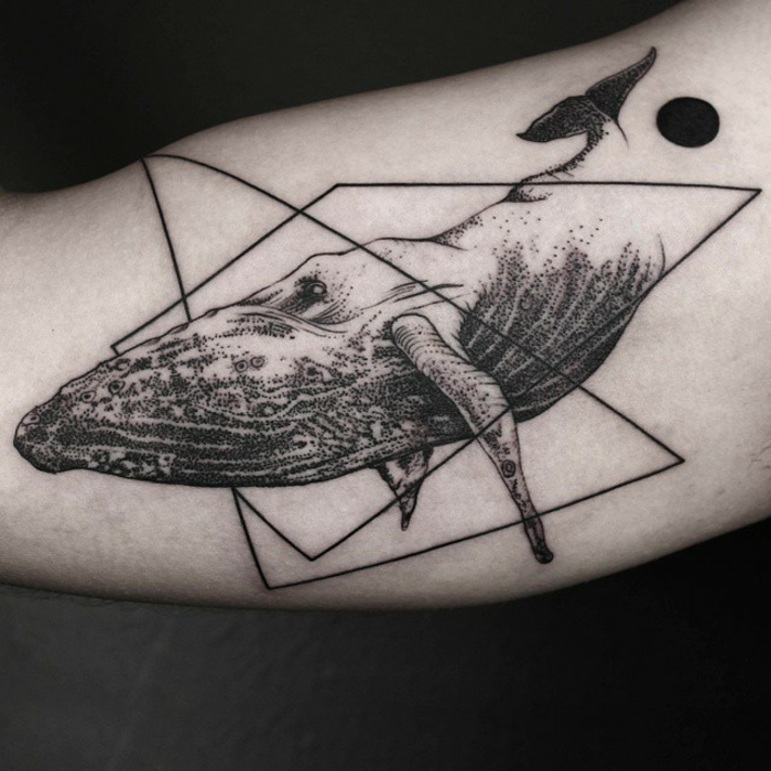 Cool tatouage homme épaule, cadre tatouage géométrique lignes et doit noir au bout, le plus beau tatouage du monde modele de tatouage graphique
