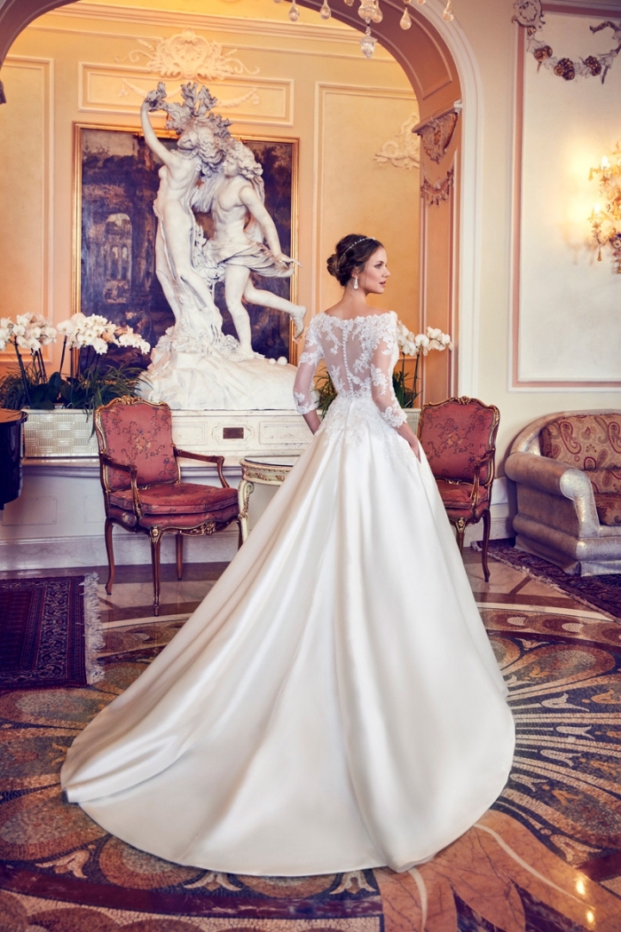 idée robe de mariée hiver à design princesse, modèle robe blanche avec dos illusions orné d'applications de dentelle florale