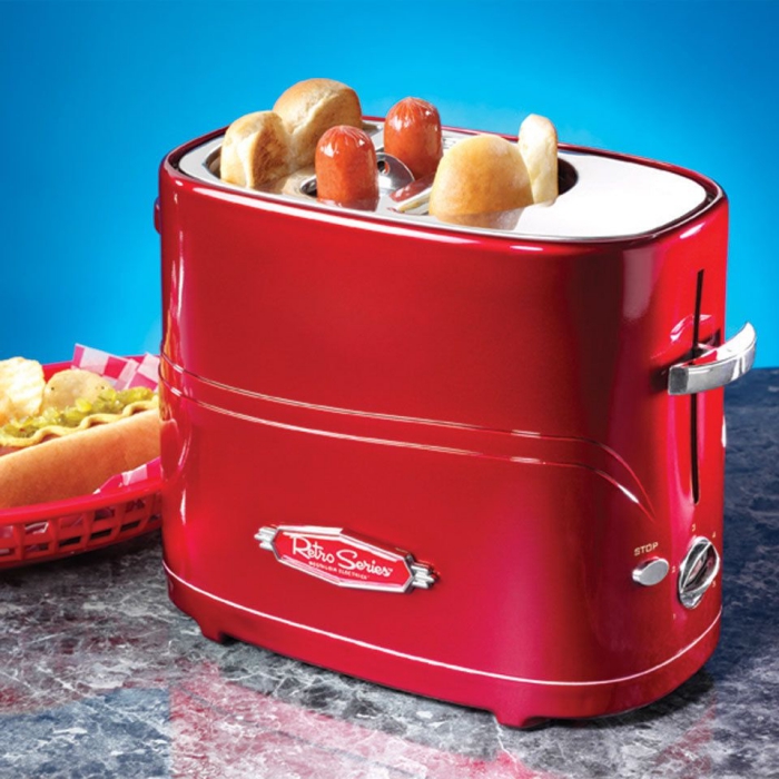 une machine à hot-dog rouge au look vintage pour préparer un rapide déjeuner à la américaine, idée cadeau homme 60 ans