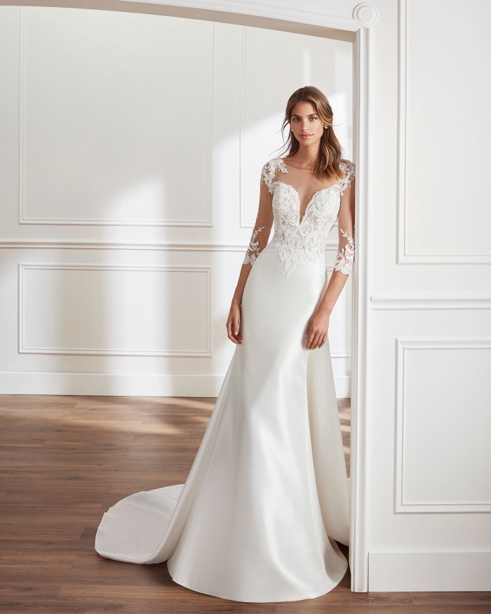 mancherons-dentelle-florale-ras-du-cou-illusion-transparent-robe-de-mariée-fluide-collection-lunanovias-jupe-fluide-coupe-sirène-longue-traîne look romantique pour un mariage classique, exemple de robe de mariée 2018 avec longue traîne et manches à effet tatouage