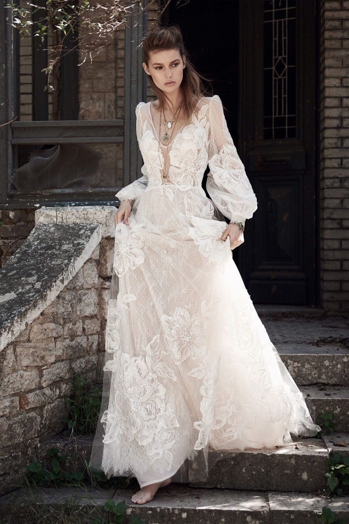 modèle de robe de mariée bohème dentelle florale, robe blanche à manches bouffantes avec jupe en tulle et fleurs dentelle