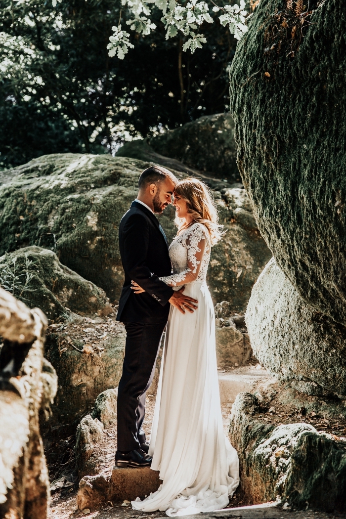 manches-transparentes-avec-fleurs-brodées-robe-de-mariée-hiver-bustier-col-brodé-montant-jupe-fluide-avec-longue-traîne idée robe de mariée champetre, modèle de robe longue blanche avec manches à effet tatouage et traîne longue