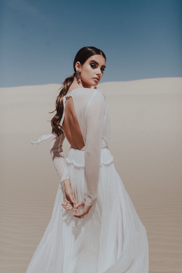 maquillage-foncé-yeux-smoky-modèle-de-robe-de-mariée-bohème-chic-collection-de-sarahseven-dos-nu-robe-longue-jupe-fluide-manches-longues idée robe de mariée originale, couture nuptiale matière tendance 2019, modèle de robe blanche à manches transparentes