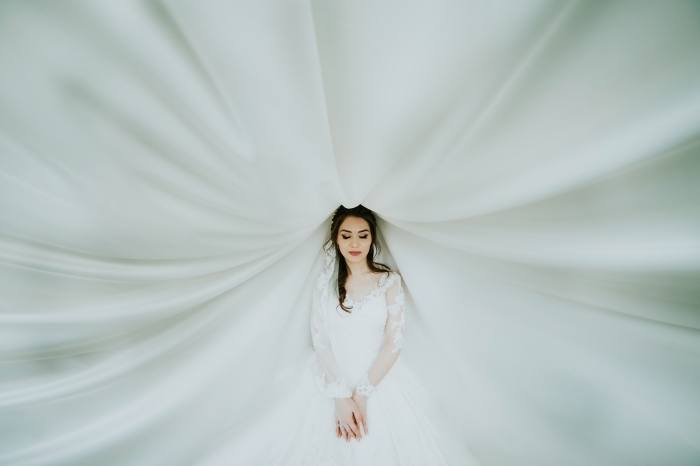 maquillage-rouge-a-lèvres-rouge-coiffure-romantique-mariage-robe-de-mariée-hiver-aux-manches-longues-avec-broderie-florale-dentelle quel design pour robe de mariée tendance, modèle de robe blanche à manches longues transparentes avec dentelle