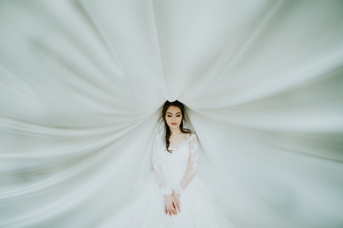 quel design pour robe de mariée tendance, modèle de robe blanche à manches longues transparentes avec dentelle