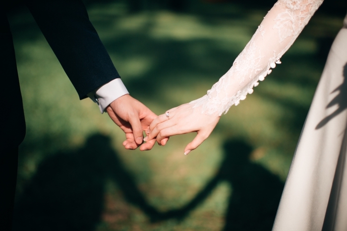 mariage-cérémonie-tenue-de-mariée-robe-de-mariée-2018-2019-tendance-robe-avec-manches-longues-applications-dentelle-boutons-sur-les-manches quelle matière et design pour robe à manches longues, modèle de manches transparentes à effet tatouage floral