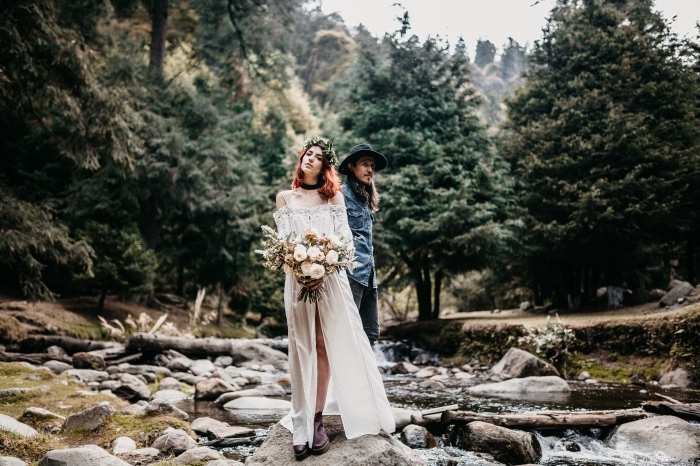 mariage-hippie-boho-chic-mode-femme-mariée-robe-fourreau-mariage-épaules-dénudées-robe-avec-bretelle-dentelle idée quelle robe de mariée pour mariage hippie boho chic, modèle de robe blanche à épaules dénudées et dentelle