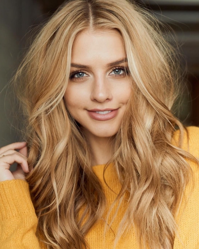 modèle balayage naturel sur cheveux châtain aux reflets blond doré et mèches caramel, exemple maquillage nude