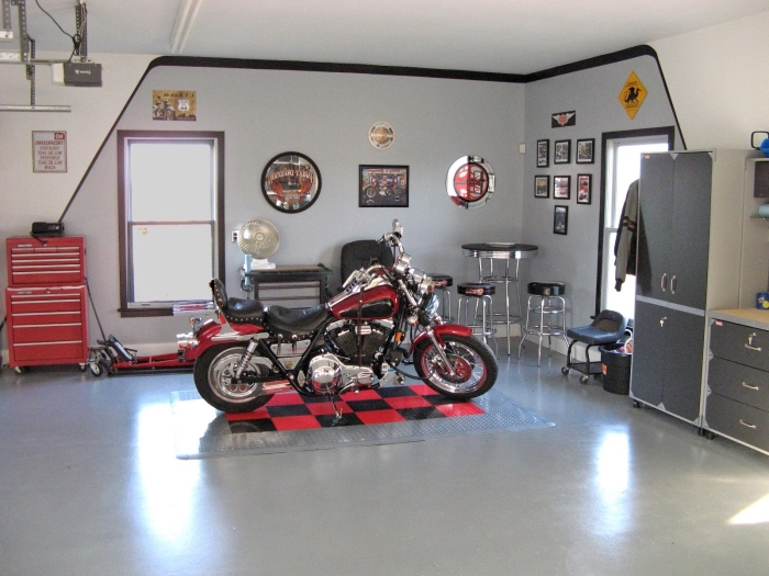décoration garage en gris et noir avec accents rouges, exemple comment exploiter espace mural dans un garage