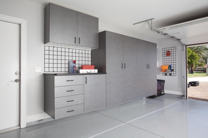 design intérieur moderne dans un garage aménagé en blanc et gris, modèle de kit armoires grises avec étagères